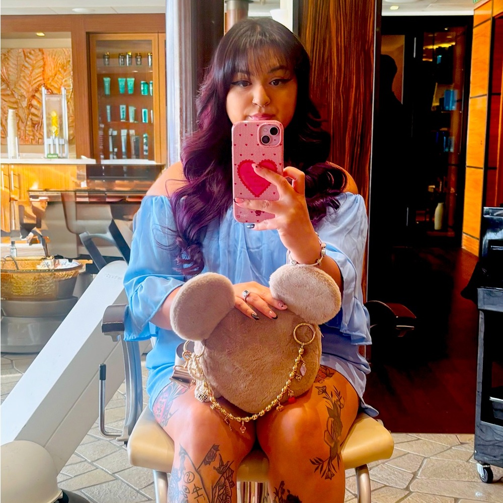 Meet your Posher, Larissa